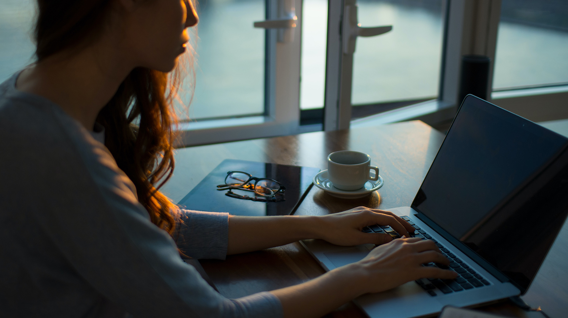 Frau vor dem Laptop bei der Arbeit im Homeoffice