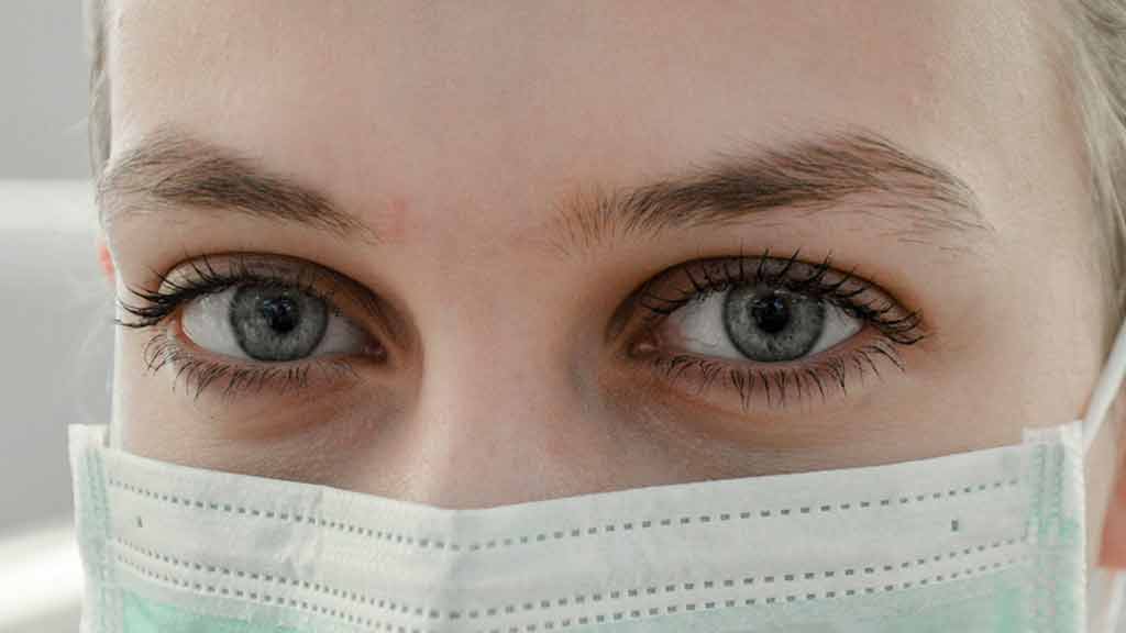 einheitlicher-arbeitsschutz-corona Frau Augen Maske Mundschutz sicher