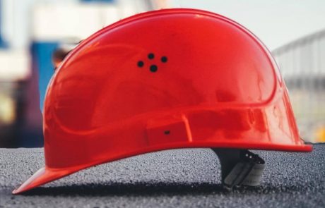 roter Helm auf einer Baustelle