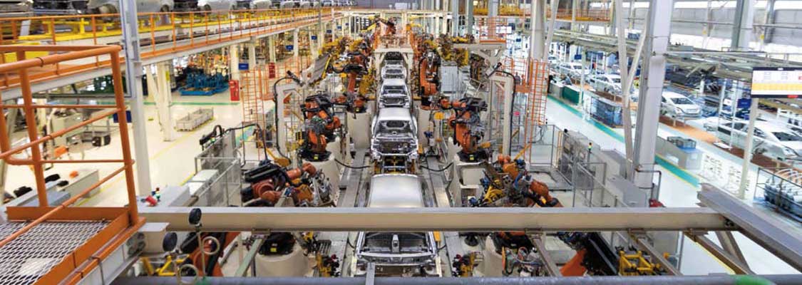 Maschinensicherheit im Betrieb Fertigungsstraße Autos Maschinen große Anlage Sicherheit Arbeit Halle