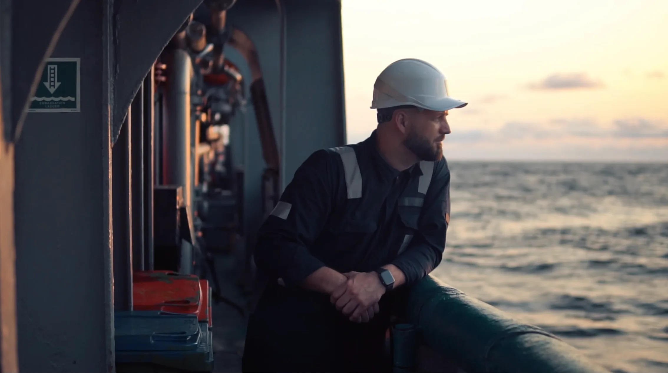 Arbeitssicherheit_Intro Arbeitssicherheit im Unternehmen Header Intro Preview Image Mann Schiff Wasser Meer