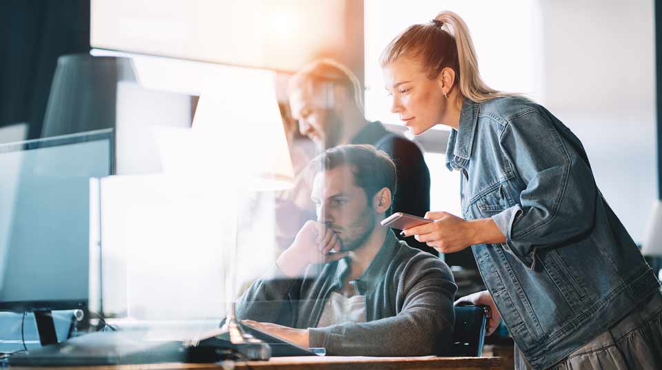 Team im Büro arbeitet gemeinschaftlich an einem Projekt