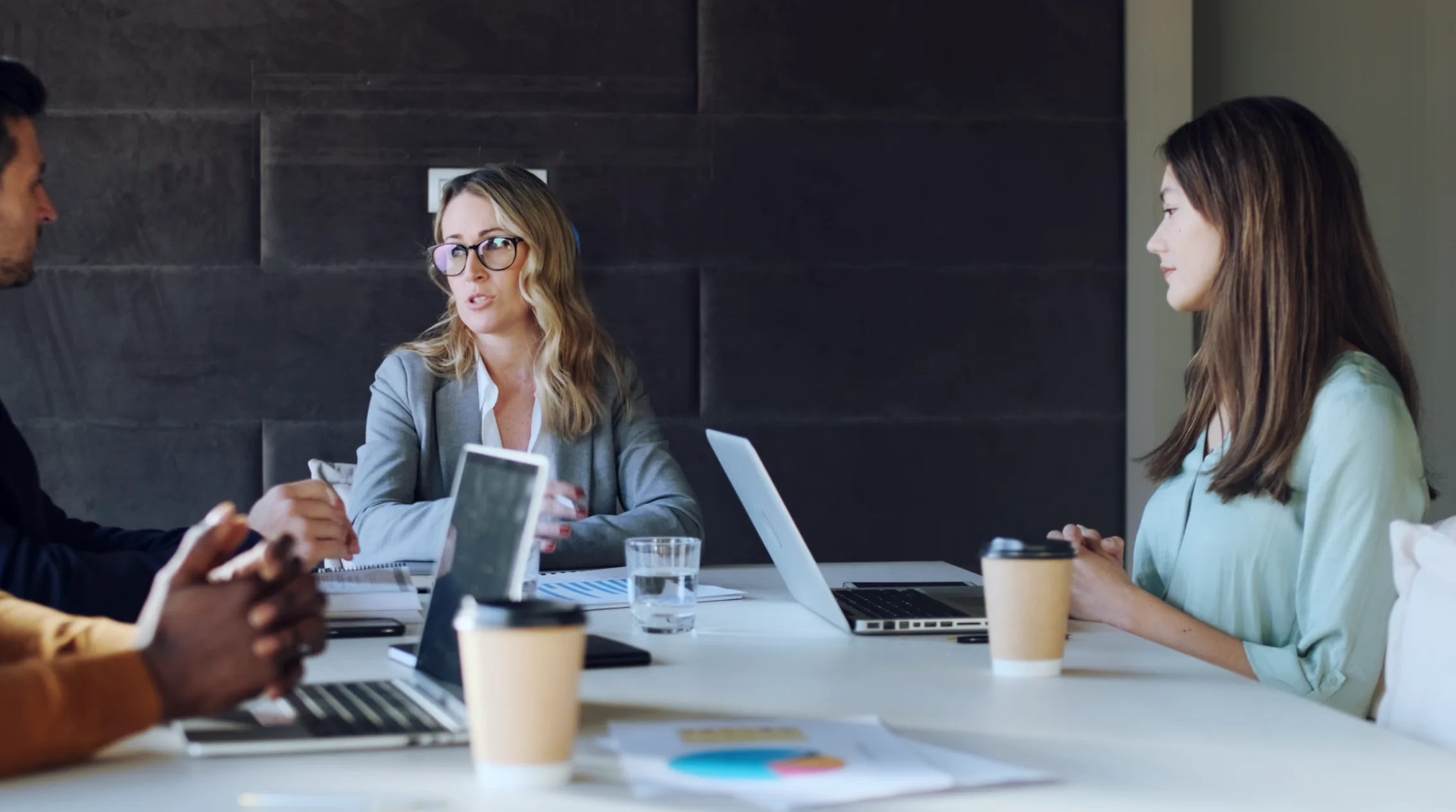 Managementsysteme im Unternehmen Schreibtisch Besprechung Frau Mann Brille Gespräch