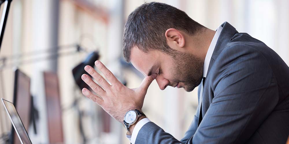 gestresster Mitarbeiter am Arbeitsplatz