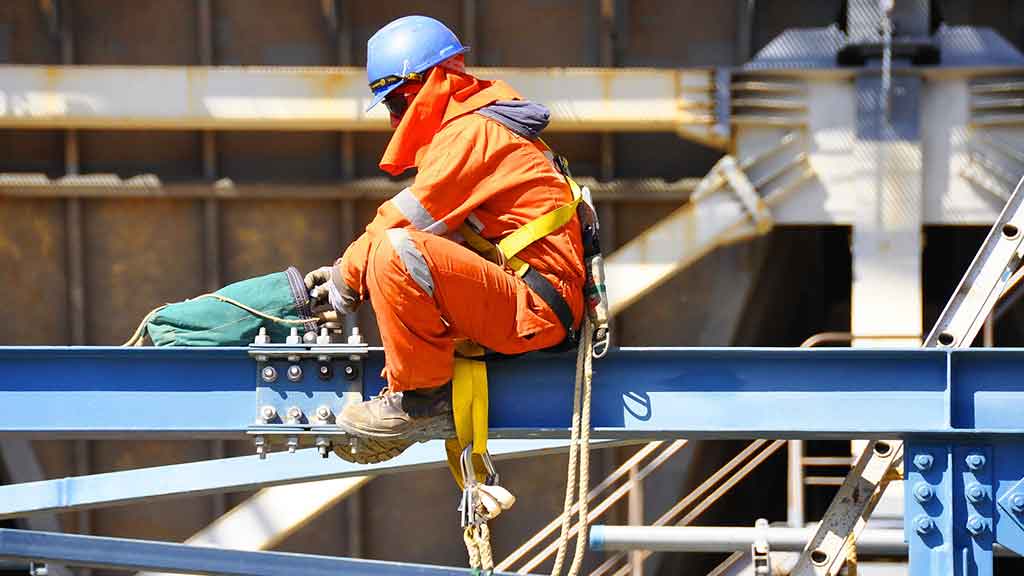Arbeiter in großer Höhe Helm Sicherheitsanzug Absturzsicherung