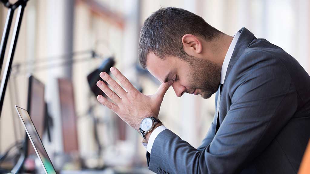 Angestellter Manager Stress am Arbeitsplatz Kopfschmerzen Gesundheit Sicherheit