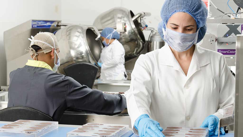 Medizinisches Labor sicher sauber gesund Maske Mundschutz Arbeit