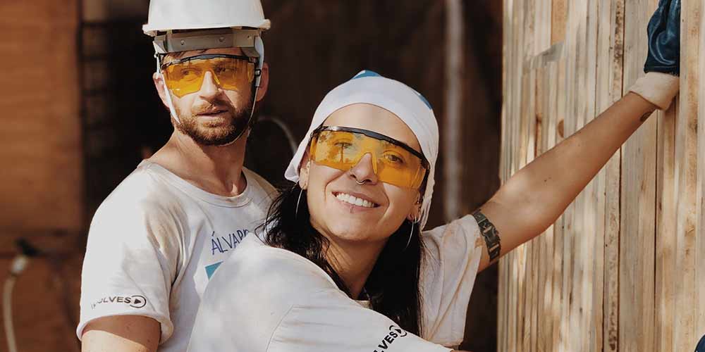 Sicherheit Gesundheit Arbeitsplatz Mann Frau Arbeit zusammen Spaß Helm Brille