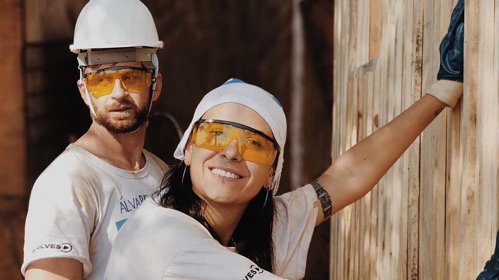 zwei Menschen Mann Frau bei der Arbeit Schutzhelm Schutzbrille sicher gesund Handwerk
