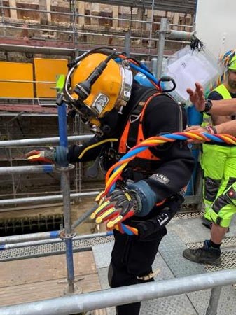 Bautaucher bei Arbeiten auf einer Baustelle in Köln