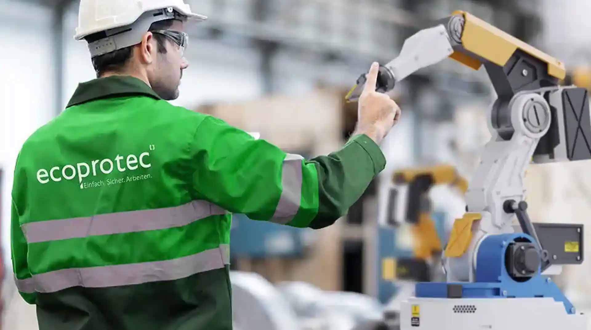Fachkraft für Arbeitssicherheit prüft eine Maschine