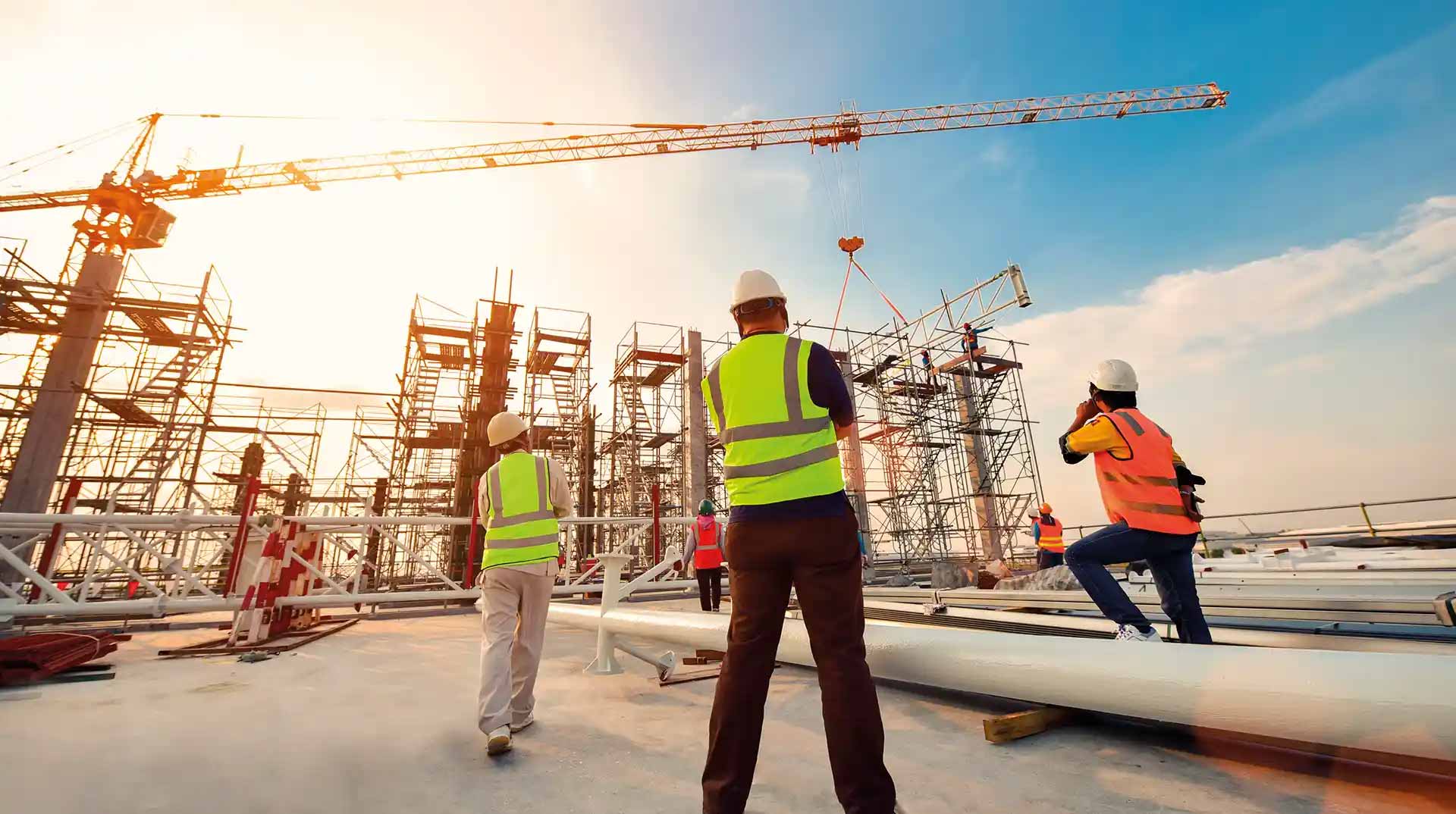 Facharbeiter auf einer Baustelle kümmern sich um die Sicherheit