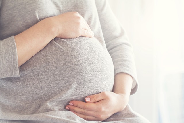 Schwangere Personen können in Arztpraxen besonderen Gefährdungen ausgesetzt sein.