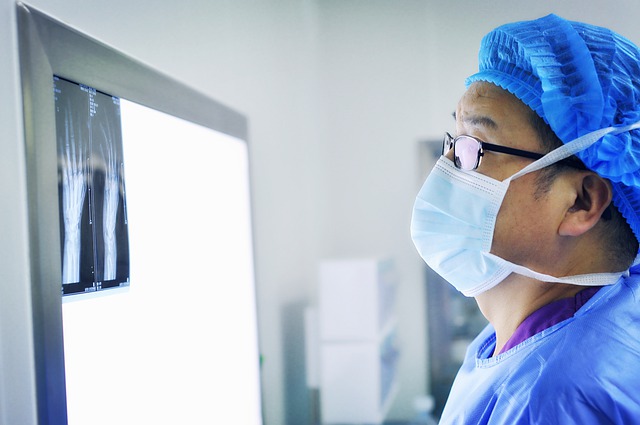 Arztpraxis mit Röntgengerät, was zu einer zusätzlichen Gefährdung am Arbeitsplatz führt.