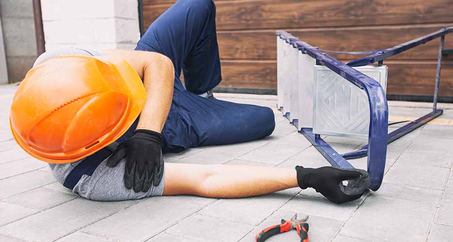 Ein Handwerker stürzt von einer kleinen Leiter, verletzt sich an der Schulter und benötigt einen Arzt