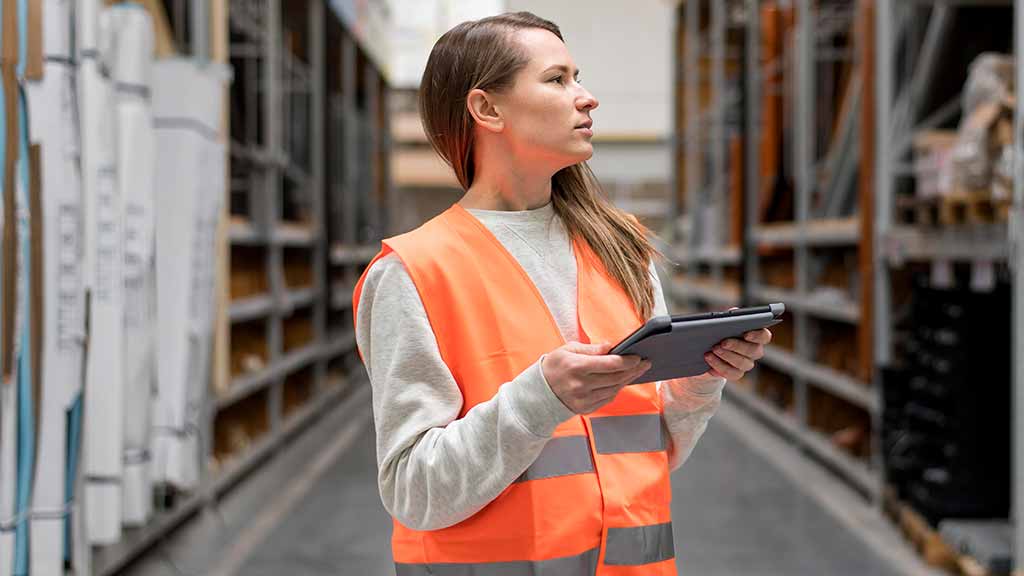 Sicherheitsbeauftragte kontrolliert das Lager und führt eine Checkliste