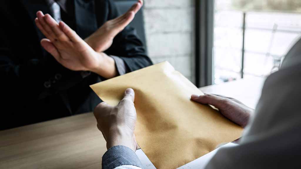 Ein Mitarbeiter reicht im Unternehmen seine Kündigung ein