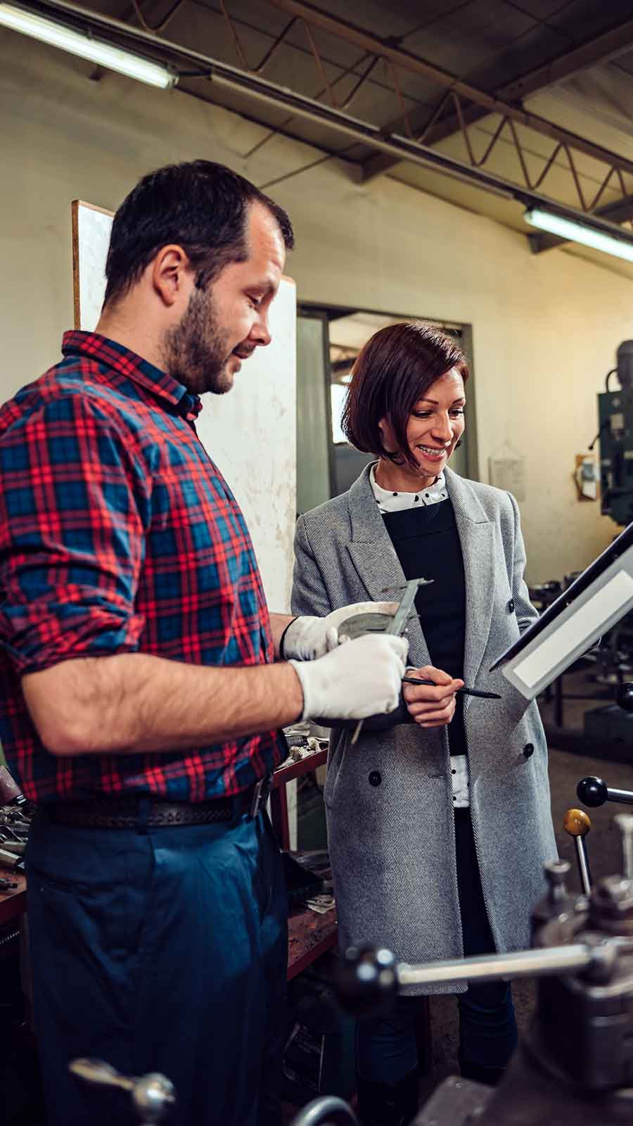 EU Maschinenverordnung Unterstützung für Händler von Maschinen EU-Maschinenverordnung Händlerin mit Betreiber einer Maschine im Gespräch