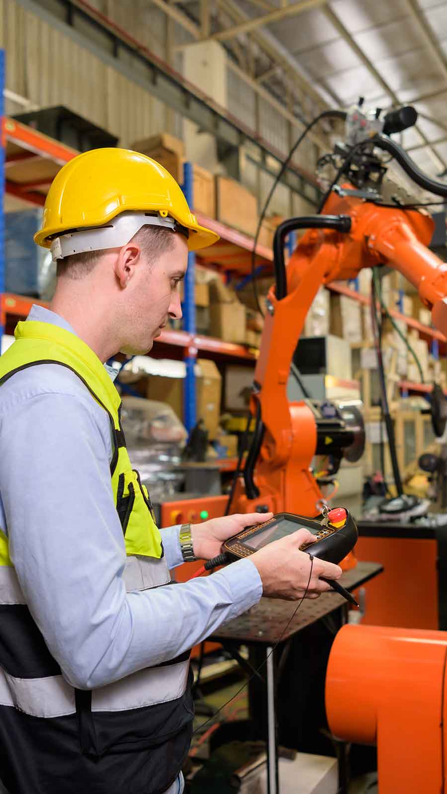 EU Maschinenverordnung 2027 Import EU-Maschinenverordnung Hersteller prüft die Funktionalität seiner Anlage