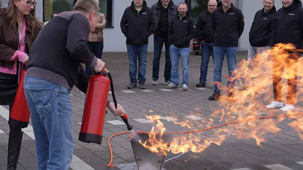Übung Feuerlöscher Brandschutzhelfer Praktische Übung mit dem Feuerlöscher