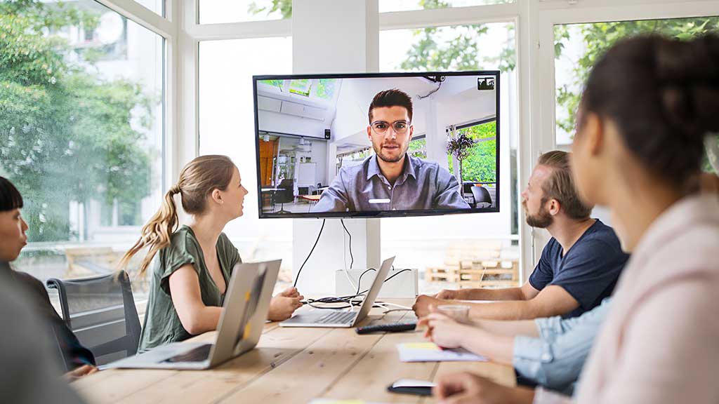 Hybrides Team Meeting Transkription KI-generierter Inhalt wird ab August 2026 als solcher gekennzeichnet